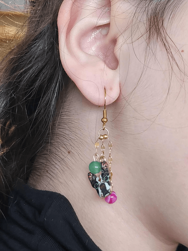 Boucle d’oreille bouledogue multicouleur 