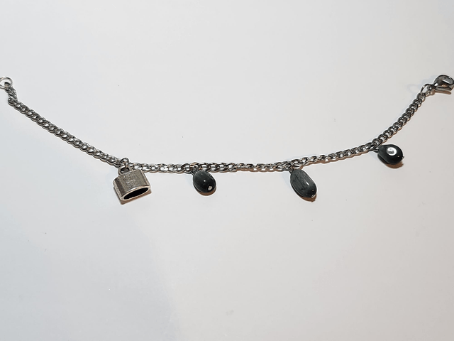 Bracelet breloque et œil de faucon