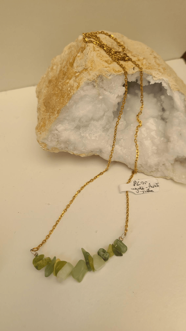 Collier avec mélange de pierre verte naturelle. 