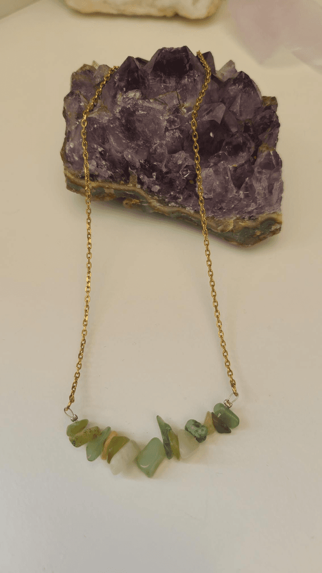 Collier avec mélange de pierre verte naturelle. 
